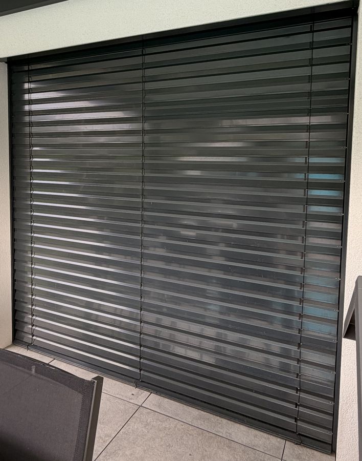 Brise-soleil orientable motorisé gris anthracite à remplacer après un orage de grêle, maison près de Mulhouse