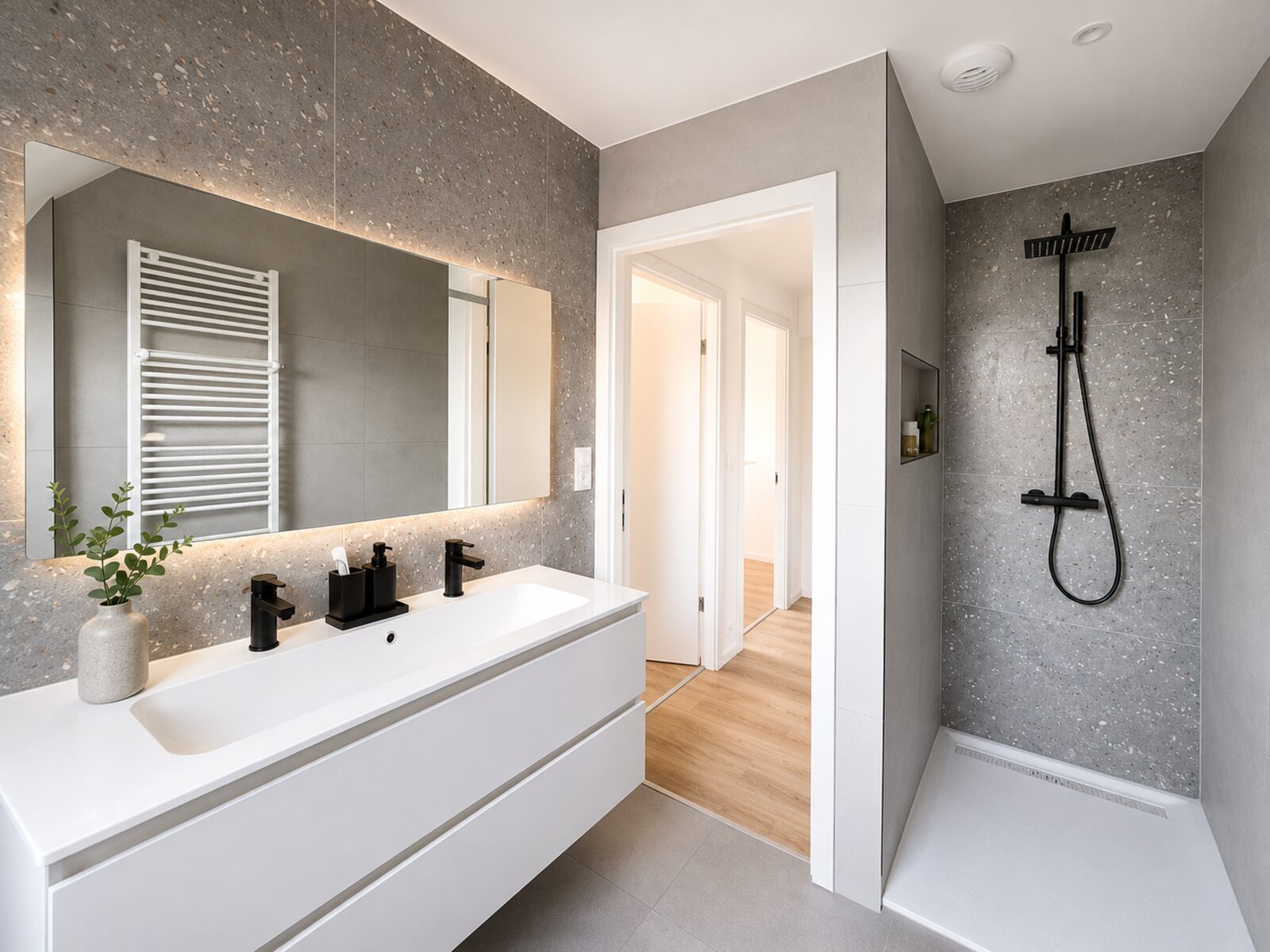 Salle de bain contemporaine grise rénovée par Atlas Habitat