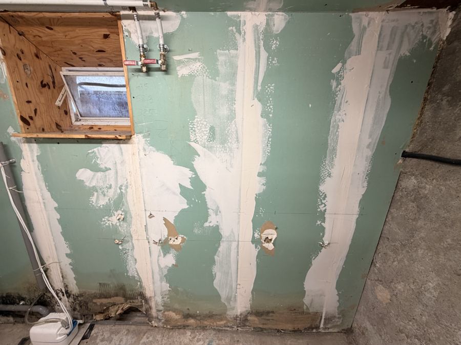 Cloison en plaque de plâtre abîmée par l'humidité après un dégât des eaux en sous-sol, Haut-Rhin