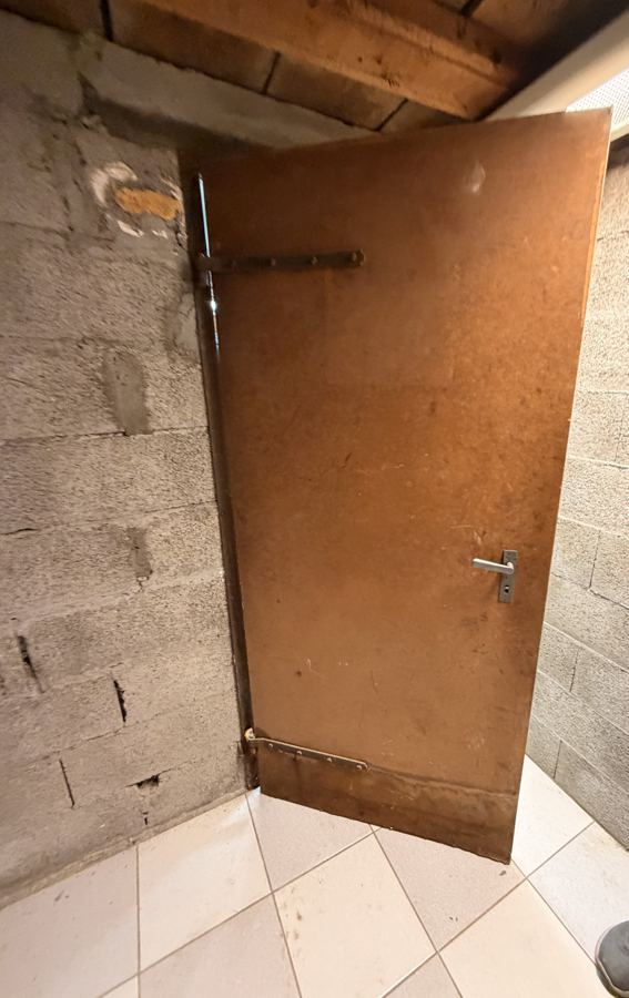 Porte endommagée par l'eau après un dégât des eaux, à remplacer