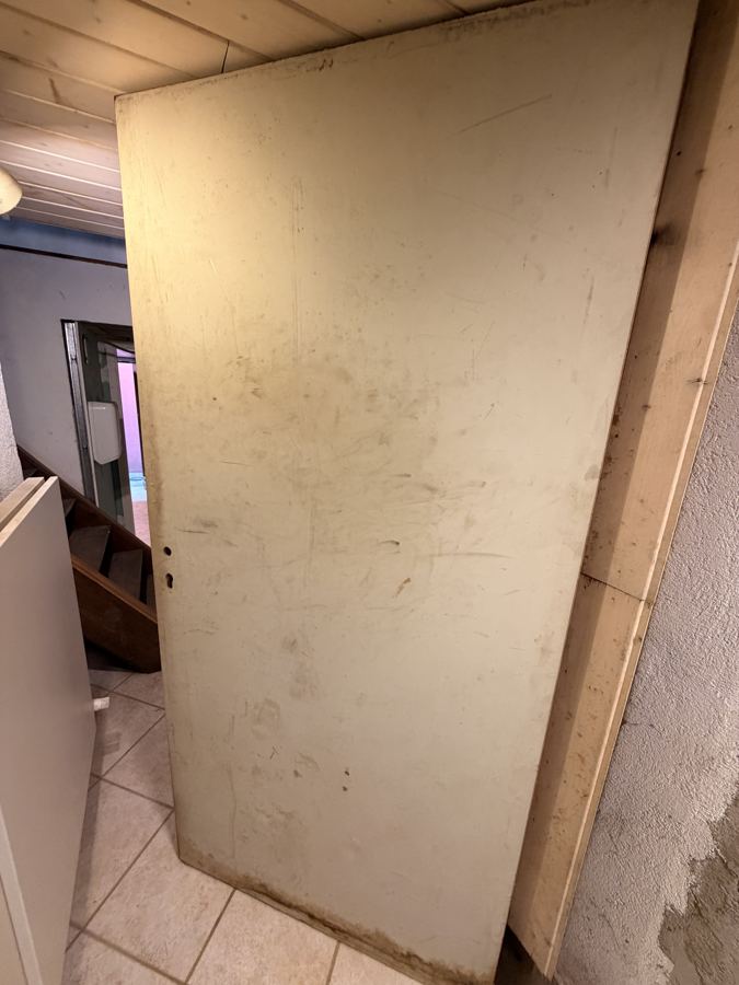 Porte intérieure gonflée et déformée après un dégât des eaux