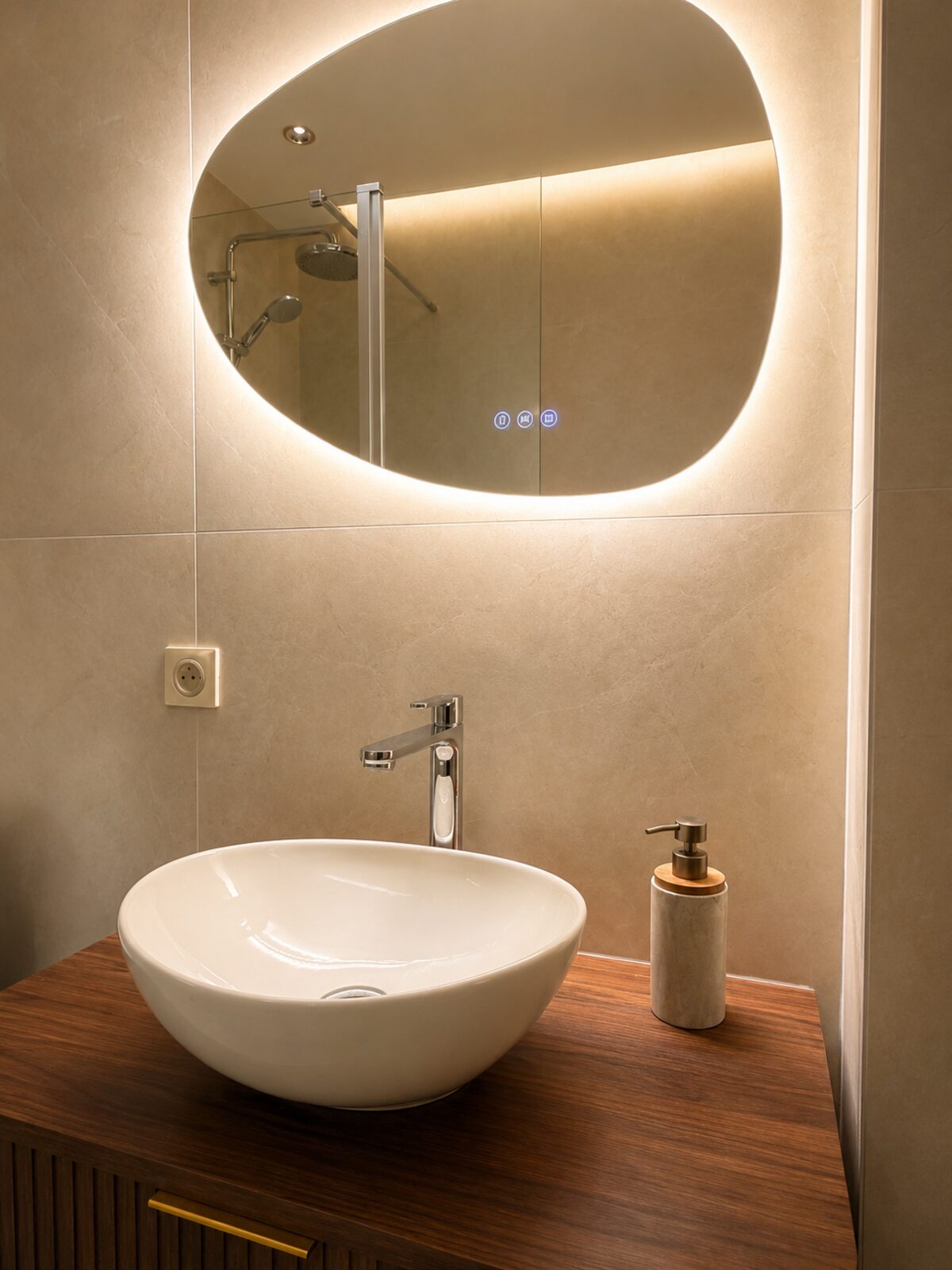 Conseil rénovation salle de bain à Mulhouse — vasque et miroir rétroéclairé